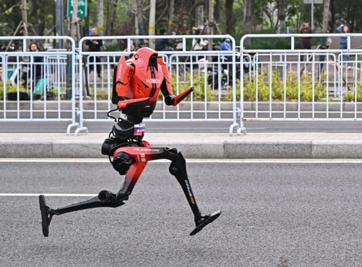 Robot China Lampaui Rekor Dunia Half Marathon Manusia (Tangkapan Layar)