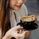 Ilustrasi seorang wanita sedang memegang cangkir kopi (Sumber Foto: iStock)