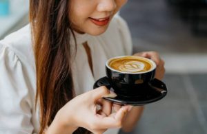 Ilustrasi seorang wanita sedang memegang cangkir kopi (Sumber Foto: iStock)