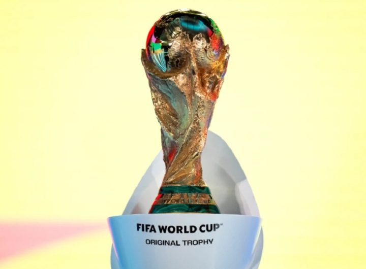 Presiden FIFA Gianni Infantino usulkan aturan baru yang bisa memberi kartu merah instan untuk mencegah rasisme saat pemain menutupi mulut di lapangan (Claudio Thoma/Keystone via AP)