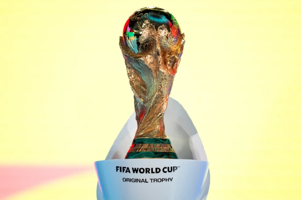 Presiden FIFA Gianni Infantino usulkan aturan baru yang bisa memberi kartu merah instan untuk mencegah rasisme saat pemain menutupi mulut di lapangan (Claudio Thoma/Keystone via AP)