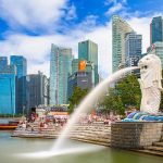 Marina Bay di kota Singapura, Singapura. Singapura menjadi kota paling bahagia nomor 3 di dunia, dengan 30% anggaran kota yang dialokasikan untuk mendukung inovasi, menjadikan Singapura sebagai pemimpin global dalam pengembangan kota yang maju dan bahagia. Shutterstock