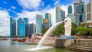 Marina Bay di kota Singapura, Singapura. Singapura menjadi kota paling bahagia nomor 3 di dunia, dengan 30% anggaran kota yang dialokasikan untuk mendukung inovasi, menjadikan Singapura sebagai pemimpin global dalam pengembangan kota yang maju dan bahagia. Shutterstock