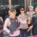 Petugas Tim Maung Polres Cirebon Kota, Jawa Barat, mengamankan senjata tajam dari tawuran konten (Foto : Darfan)