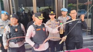 Petugas Tim Maung Polres Cirebon Kota, Jawa Barat, mengamankan senjata tajam dari tawuran konten (Foto : Darfan)