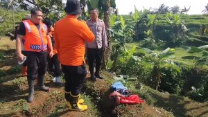 Petugas gabungan dari BPBD, polisi, TNI, relawan, serta masyarakat melakukan pencarian warga yang hilang di area ladang Desa Ragawacana, Kecamatan Kramatmulya, Kabupaten Kuningan (Foto : Darfan)