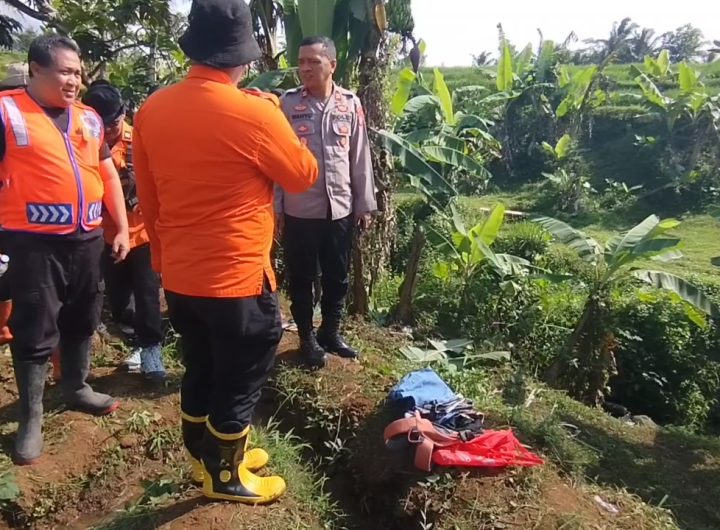 Petugas gabungan dari BPBD, polisi, TNI, relawan, serta masyarakat melakukan pencarian warga yang hilang di area ladang Desa Ragawacana, Kecamatan Kramatmulya, Kabupaten Kuningan (Foto : Darfan)