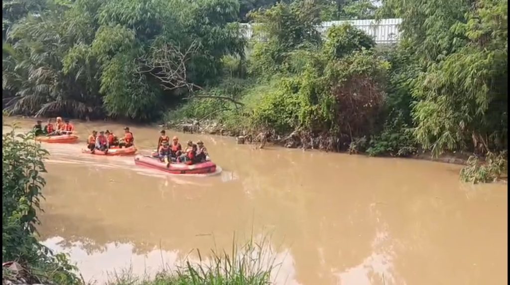 Upaya pencarian anak tenggelam masih terus dilakukan oleh tim gabungan dari Basarnas, BPBD, TNI, dan kepolisian (Foto : Darfan)