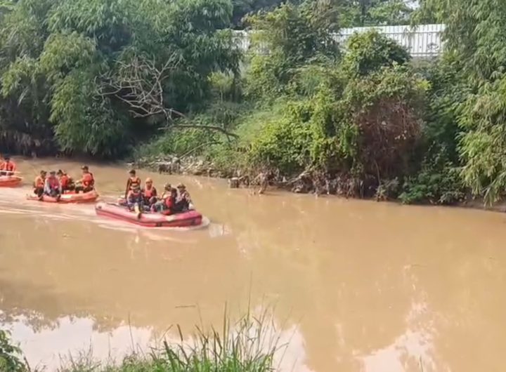 Upaya pencarian anak tenggelam masih terus dilakukan oleh tim gabungan dari Basarnas, BPBD, TNI, dan kepolisian (Foto : Darfan)