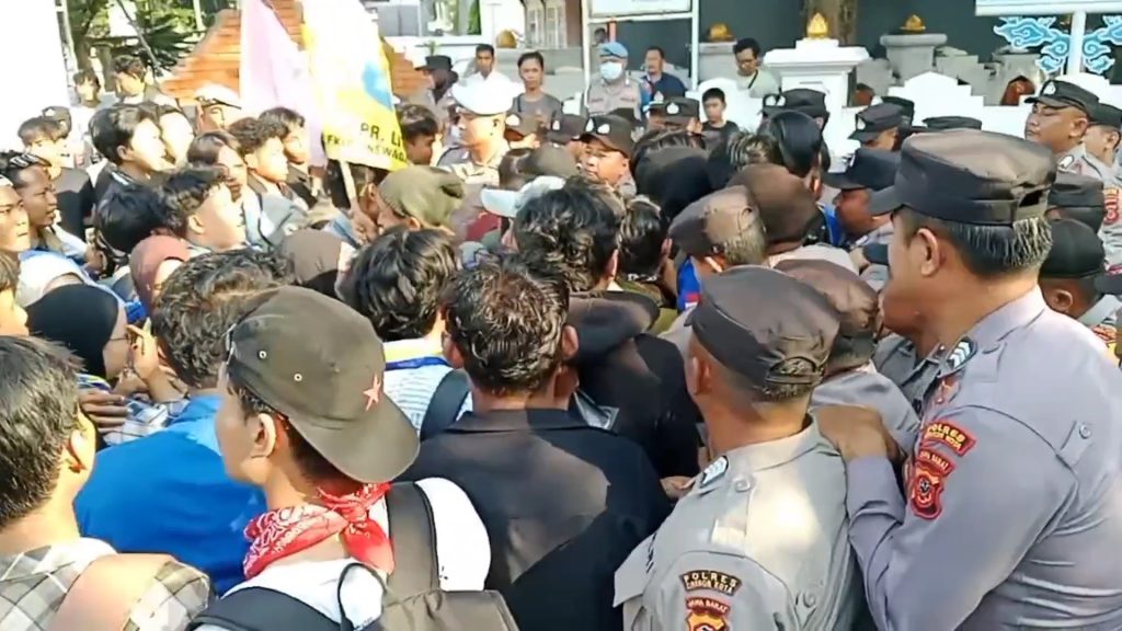 Ratusan mahasiswa Saling dorong saat demo tuntut program prioritas daerah dan harmonisasi kepala daerah di Balai Kota Cirebon (Foto : Darfan)