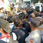 Ratusan mahasiswa Saling dorong saat demo tuntut program prioritas daerah dan harmonisasi kepala daerah di Balai Kota Cirebon (Foto : Darfan)