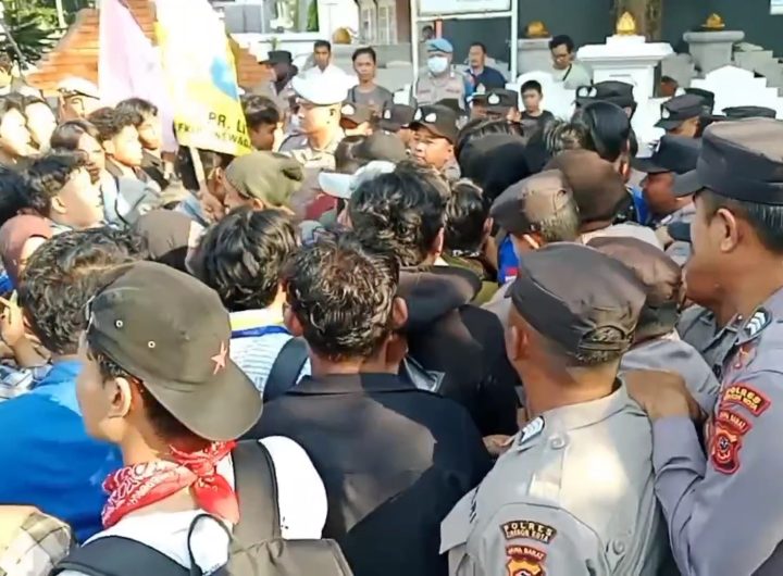 Ratusan mahasiswa Saling dorong saat demo tuntut program prioritas daerah dan harmonisasi kepala daerah di Balai Kota Cirebon (Foto : Darfan)