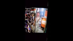 Sebuah video viral aksi perusakan dan pencurian dengan kekerasan yang dilakukan sekelompok bermotor di kawasan Pekiringan, Kelurahan Pekalangan, Kecamatan Pekalipan, Kota Cirebon (Tangkapan Layar)