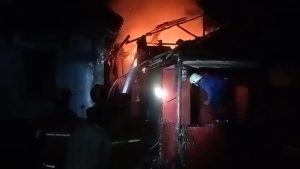Kebakaran melanda sebuah rumah warga di Kecamatan Harjamukti, Kota Cirebon (Foto : Darfan)