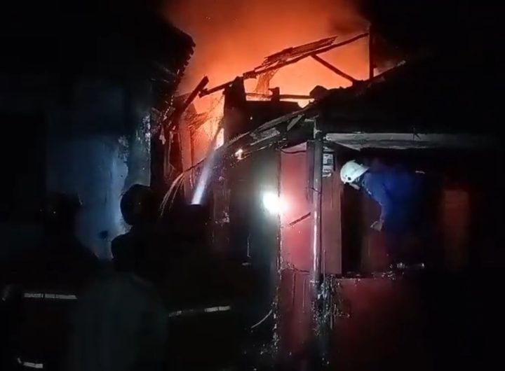 Kebakaran melanda sebuah rumah warga di Kecamatan Harjamukti, Kota Cirebon (Foto : Darfan)