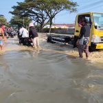 Ribuan kendaraan terjebak kemacetan panjang di jalur Pantura, tepatnya di Desa Rawaurip, Kecamatan Pangenan, Kabupaten Cirebon, (Foto : Darfan)