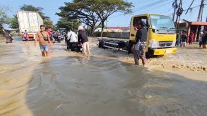 Ribuan kendaraan terjebak kemacetan panjang di jalur Pantura, tepatnya di Desa Rawaurip, Kecamatan Pangenan, Kabupaten Cirebon, (Foto : Darfan)