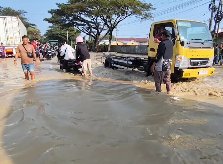 Ribuan kendaraan terjebak kemacetan panjang di jalur Pantura, tepatnya di Desa Rawaurip, Kecamatan Pangenan, Kabupaten Cirebon, (Foto : Darfan)
