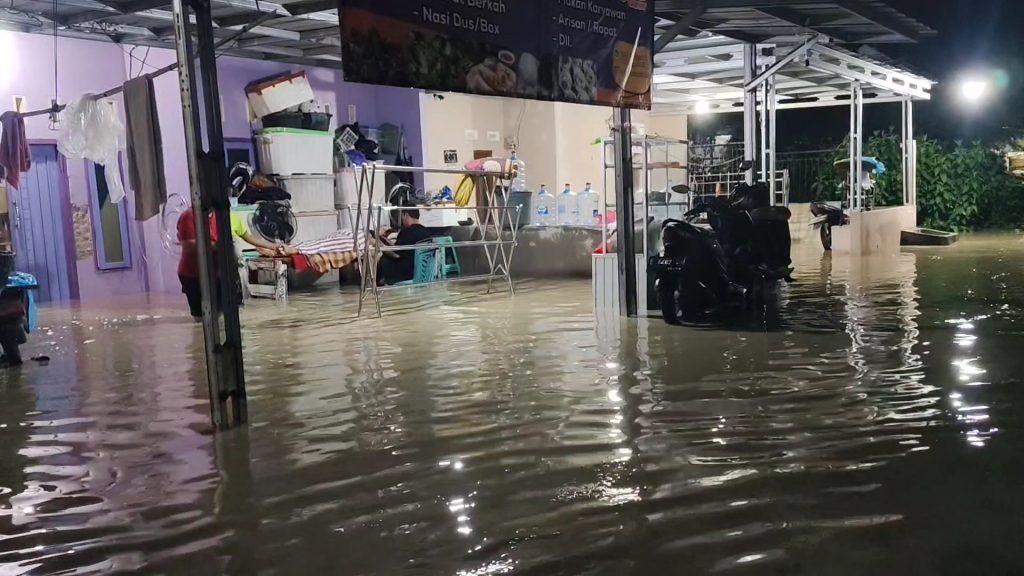 Cuaca buruk berupa hujan deras yang mengguyur Cirebon mengakibatkan ribuan rumah warga di Kota dan Kabupaten Cirebon, Jawa Barat, terendam banjir (Foto : Darfan)