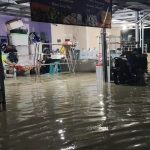 Cuaca buruk berupa hujan deras yang mengguyur Cirebon mengakibatkan ribuan rumah warga di Kota dan Kabupaten Cirebon, Jawa Barat, terendam banjir (Foto : Darfan)