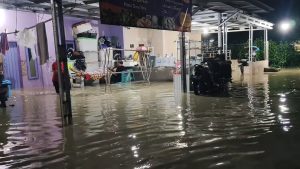 Cuaca buruk berupa hujan deras yang mengguyur Cirebon mengakibatkan ribuan rumah warga di Kota dan Kabupaten Cirebon, Jawa Barat, terendam banjir (Foto : Darfan)