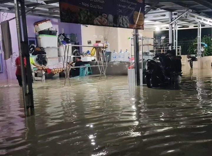 Cuaca buruk berupa hujan deras yang mengguyur Cirebon mengakibatkan ribuan rumah warga di Kota dan Kabupaten Cirebon, Jawa Barat, terendam banjir (Foto : Darfan)