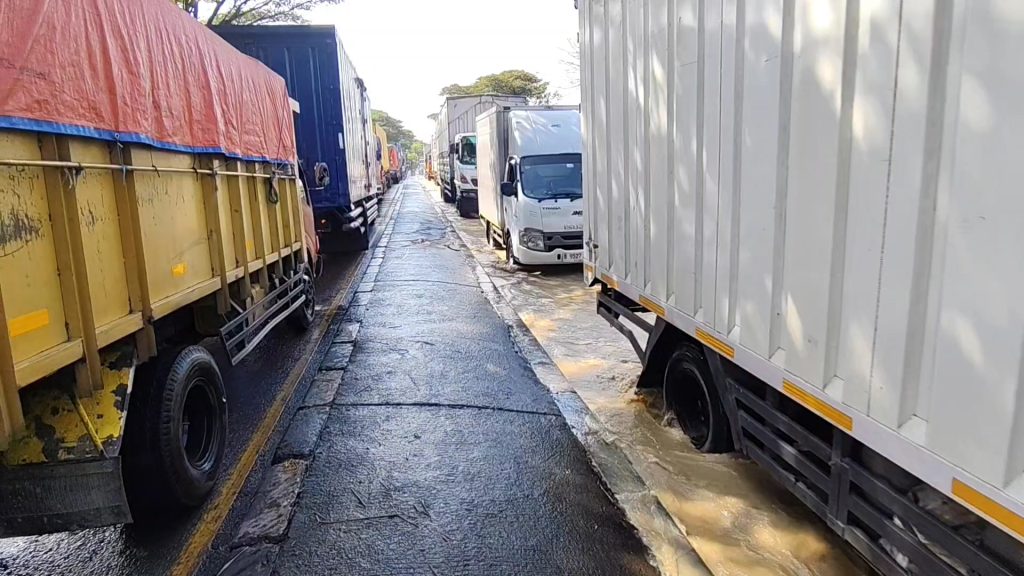 Petugas menerapkan contraflow bagi kendaraan roda dua yang tidak bisa melewati banjir (Foto : Darfan)
