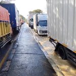 Petugas menerapkan contraflow bagi kendaraan roda dua yang tidak bisa melewati banjir (Foto : Darfan)