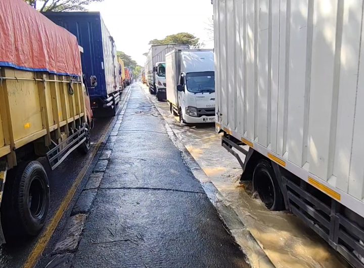 Petugas menerapkan contraflow bagi kendaraan roda dua yang tidak bisa melewati banjir (Foto : Darfan)