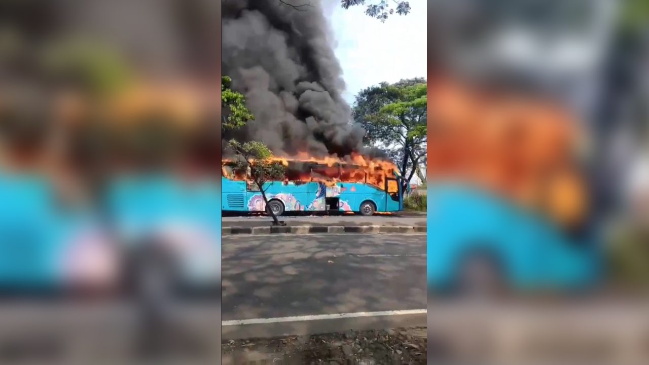 Sebuah bus sarat penumpang yang melaju dari arah Tegal menuju Cirebon terbakar hebat di Jalur Pantura Rawaurip, Kecamatan Pangenan, Kabupaten Cirebon (Tangkapan Layar)