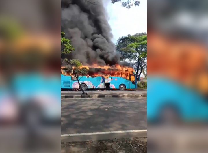 Sebuah bus sarat penumpang yang melaju dari arah Tegal menuju Cirebon terbakar hebat di Jalur Pantura Rawaurip, Kecamatan Pangenan, Kabupaten Cirebon (Tangkapan Layar)