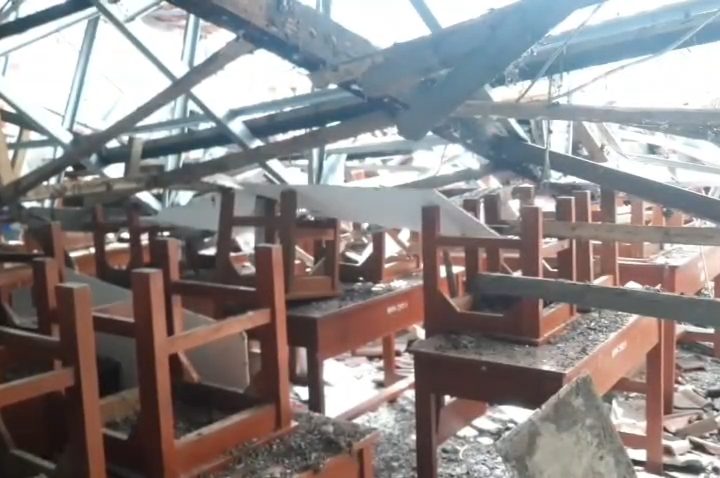 Tiga ruang kelas ambruk Sekolah Dasar Negeri 3 Mirat, Kecamatan Leuwimunding, Kabupaten Majalengka (Foto : Darfan)