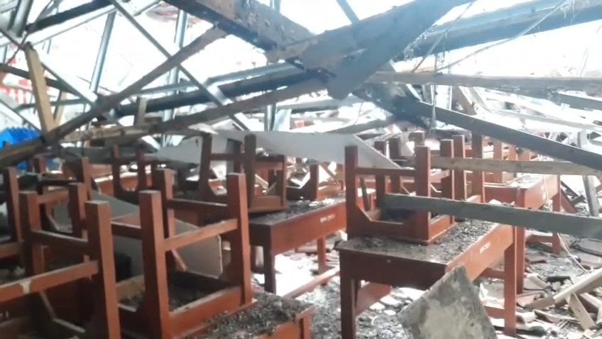 Tiga ruang kelas ambruk Sekolah Dasar Negeri 3 Mirat, Kecamatan Leuwimunding, Kabupaten Majalengka (Foto : Darfan)