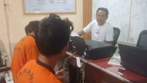 Satreskrim Polsek Jatitujuh Polres Majalengka mengamankan dua pelaku pencurian sepeda motor (Foto : Darfan)