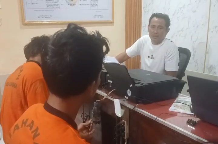 Satreskrim Polsek Jatitujuh Polres Majalengka mengamankan dua pelaku pencurian sepeda motor (Foto : Darfan)