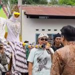 Ribuan warga tumpah ruah saksikan tradisi kawin tebu, syukuran giling panen tebu sejak tahun 1896 (Foto : Darfan)