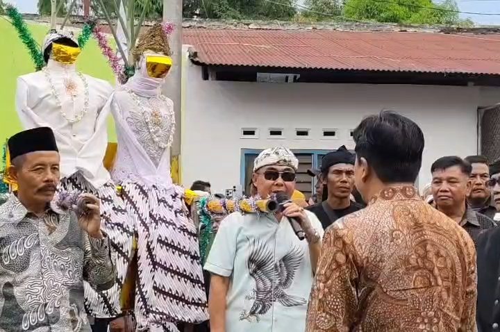 Ribuan warga tumpah ruah saksikan tradisi kawin tebu, syukuran giling panen tebu sejak tahun 1896 (Foto : Darfan)