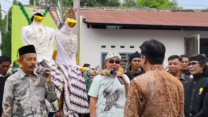 Ribuan warga tumpah ruah saksikan tradisi kawin tebu, syukuran giling panen tebu sejak tahun 1896 (Foto : Darfan)