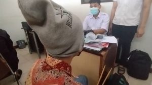 Petugas Satreskrim Polres Kuningan meringkus AN, 25 tahun, pelaku pembacokan terhadap JJ, 35 tahun. (Foto : Darfan)