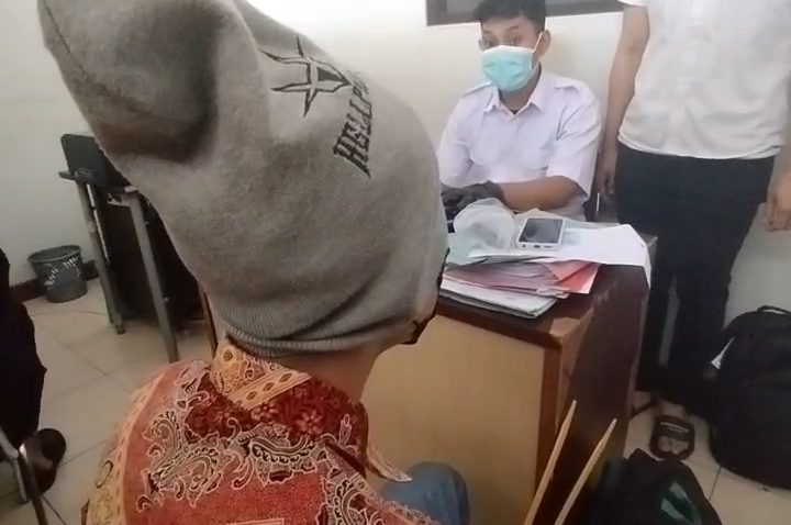 Petugas Satreskrim Polres Kuningan meringkus AN, 25 tahun, pelaku pembacokan terhadap JJ, 35 tahun. (Foto : Darfan)