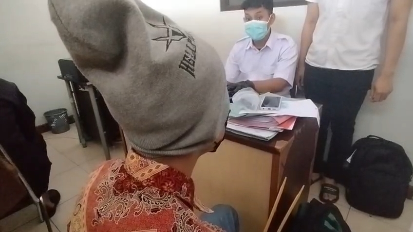 Petugas Satreskrim Polres Kuningan meringkus AN, 25 tahun, pelaku pembacokan terhadap JJ, 35 tahun. (Foto : Darfan)