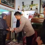 Polres Cirebon Kota memberikan bantuan kepada korban geng motor di Cirebon (Foto : Darfan)