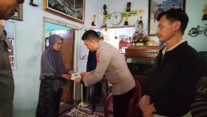 Polres Cirebon Kota memberikan bantuan kepada korban geng motor di Cirebon (Foto : Darfan)