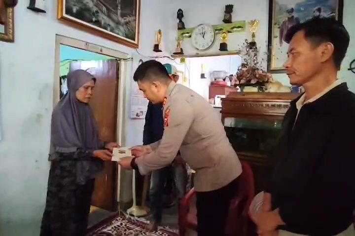 Polres Cirebon Kota memberikan bantuan kepada korban geng motor di Cirebon (Foto : Darfan)