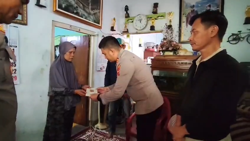 Polres Cirebon Kota memberikan bantuan kepada korban geng motor di Cirebon (Foto : Darfan)