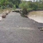 Longsor dan Luapan Kali Cijurai Putus Akses Jalan Nagrak–Logikaum (Foto : Darfan)