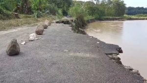 Longsor dan Luapan Kali Cijurai Putus Akses Jalan Nagrak–Logikaum (Foto : Darfan)
