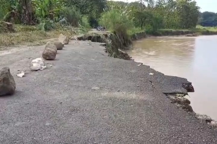 Longsor dan Luapan Kali Cijurai Putus Akses Jalan Nagrak–Logikaum (Foto : Darfan)