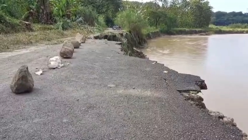 Longsor dan Luapan Kali Cijurai Putus Akses Jalan Nagrak–Logikaum (Foto : Darfan)