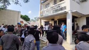 Eksekusi Aset di Area Kediaman Fifi Sofiah oleh PN Sumber Dibatalkan (Foto : Darfan)